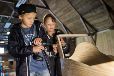 Aaron och Eino bygger lådbild